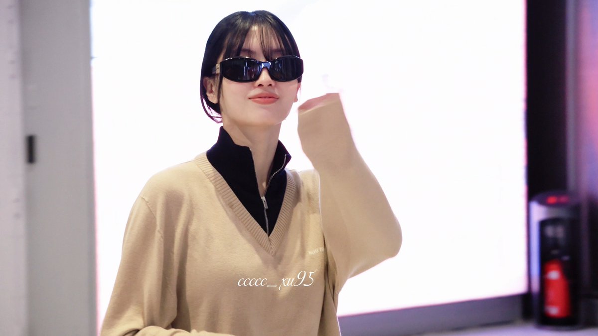 what do you mean this is when momo was trying to find jihyo in the crowd bcs jihyo called her saying she was waiting for about 10 minutes with a camera OH THE LONG DISTANCE RELATIONSHIP COUPLE MOHYO 😭