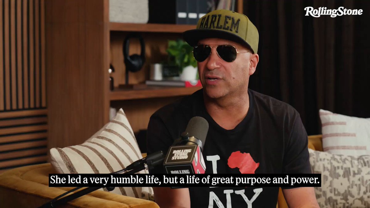 Tom Morello (Tom Morello) opens up about the loss of his mother Mary Morello and her legacy: "When my mom passed, it was just the overwhelming, you know, I heard from teenage girl refugees in Afghanistan who had been inspired by her life. You know, I heard from the president of Chile, you know, who had been in the Rage Against the Machine most pit in 2010 and had followed Mary Morello's story. You know, some of my favorite artists were doing moments of silence at their concerts for this little old lady from suburban Illinois who never had any ambition beyond just trying to help people."