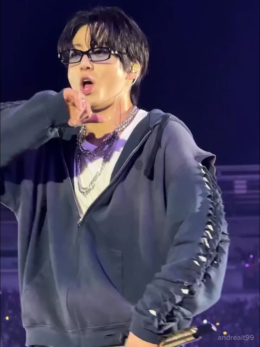 jungkook dancing WAB pt.2 with his glasses on 💘