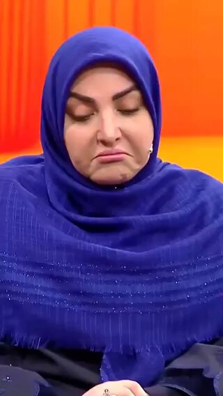 چقدر این المیرا شریفی مقدم حال بهم زن شده این ادا اطوارهای زشت و سخیف موقع صحبت کردن چیه که در میاره ؟