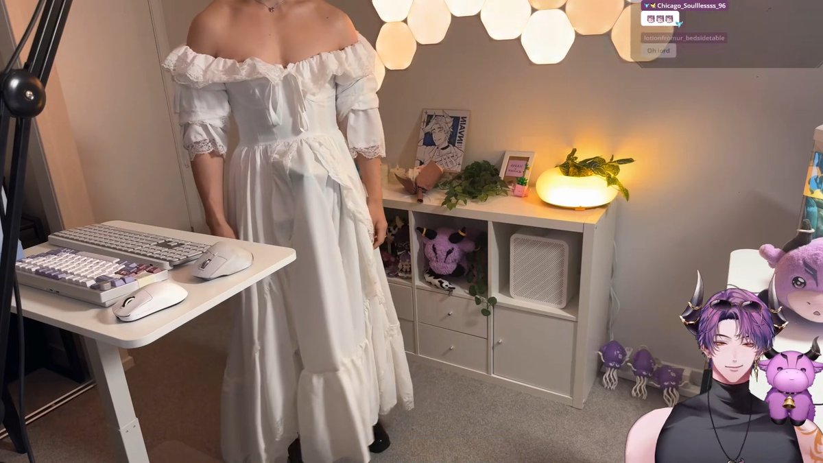 💬: is that a gun in your dress or are you happy to see us? 😉 🐂💜: … one second please *turns around* 💬: 😳❗️ I know boss said no weird clips but I had to 🫣😂 One is fine right? #InVain #VainClips