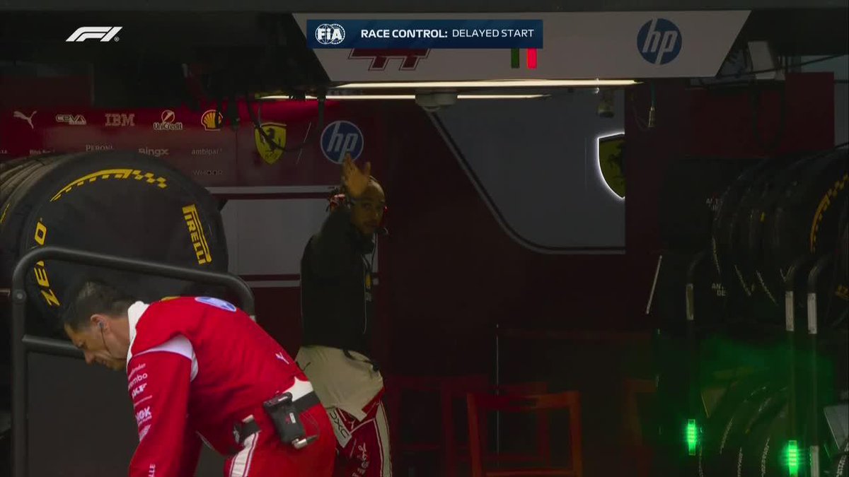 🏎️ ¡DE LA QUEJA AL SALUDO! Lewis Hamilton se enojó porque el comienzo del #BahrainGP sigue demorado y, segundos después, hubo ovación y mano arriba del multicampeón para la gente. 📺 Mirá TODA la 🏎️ #Formula1 por ESPN en el Plan Premium de Disney+ Latinoamérica