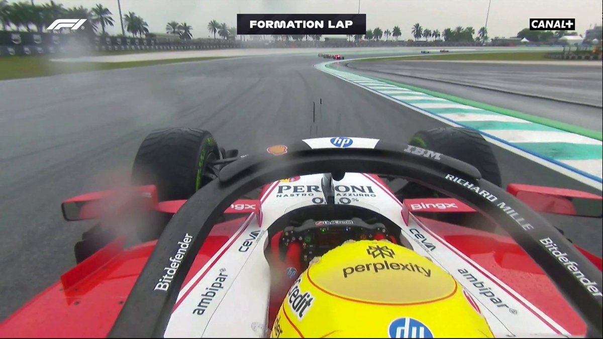 Mais que s'est-il passé dans ce tour de formation à Sepang ?! Procédure de départ suspendue après de longues minutes de confusion 🤯 #BahrainGP #F1
