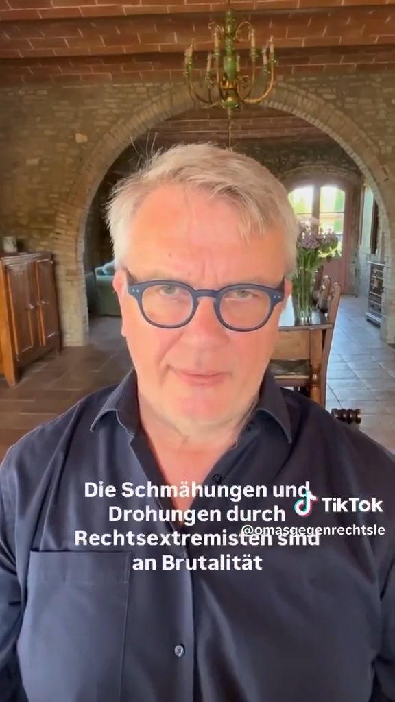 Was glaubt Hape Kerkeling eigentlich wer er ist? Dieser selbstverliebte, arrogante Narzisst wird von Tag zu Tag unerträglicher.