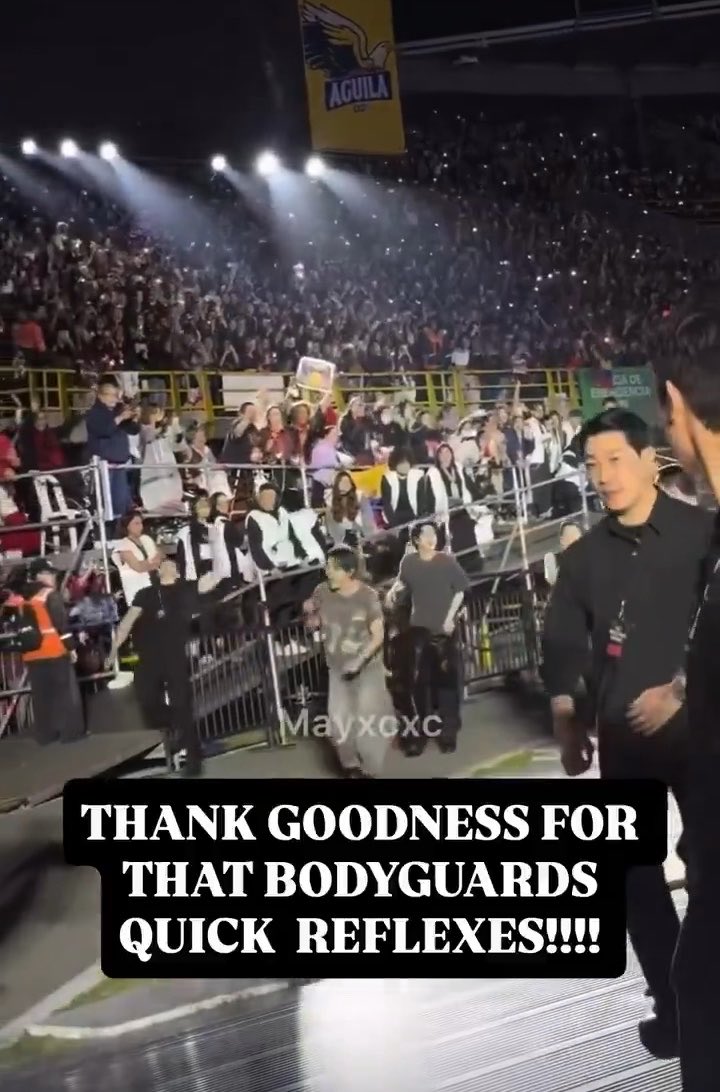 ¡Por favor, mucho cuidado en los conciertos! 🚨 Primero, un enorme reconocimiento al guardia por sus increíbles reflejos al interceptar a tiempo el objeto que salió despedido desde la grada. Evitó que pudiera golpear a Tae, a Hobi o a cualquiera. Sea como sea que haya pasado (por accidente o no), pedimos a todo el mundo máxima precaución. Hoy ha sido una diadema, pero otro día puede ser algo peor y no tener la misma suerte… HYBE OFFICIAL BTS_official Exigimos a HYBE y a las organizaciones de los conciertos que refuercen la seguridad para proteger de verdad a los chicos y al mismo público. PROTECT TAEHYUNG. PROTECT ALL 7 BTS MEMBERS. PROTECT YOUR ARTISTS. MAXIMUM SECURITY NOW. BIGHIT & HYBE, TAKE ACTION. #ProtectTaehyung #ProtectBTS #ProtectYourArtist