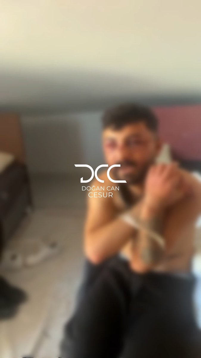 🚨 BU İFADELERİ OKURKEN KANINIZ DONACAK! DEHŞETE DÜŞÜREN ANLAR ⬇️ ⚠️ KAĞITHANE’DE 3 GÜN ALIKONULUP İŞKENCE GÖREN REHİNELERDEN KAN DONDURAN SÖZLER! ⚠️ “SIRTIMIZDA NAYLON ERİTTİLER, BIÇAKLA DERİN ŞEKİLDE KESTİLER” ⚠️ “PENCEREDE BİR KADINLA GÖZ GÖZE GELDİM, BAĞLI ELİMİ GÖSTEREREK YARDIM İSTEDİM” 🔴 Kağıthane’de elleri ve ayakları koli bandıyla bağlanarak 3 gün boyunca bir evde alıkonulan ve polis tarafından kurtarılan Hakan Ç. ile Görkem Serkan T.’nin ifadeleri ortaya çıktı. ‼️ Görkem Serkan T., araçtan araca geçirilerek darbedildiğini, telefonunun gasp edilip şifrelerinin zorla alındığını belirterek, “Elimi, ayağımı ve ağzımı bağladılar. Sırtımda naylon erittiler. Yusuf isimli şahıs bıçakla serçe parmağımı, gözümün sol tarafını ve sağ kolumu derin bir şekilde kesti” dedi. 📌 Görkem, Hakan’ın da aynı eve getirildiğini belirterek, “Onun da sırtında naylon erittiler. Zeki isimli şahıs tabancanın dipçik kısmıyla sürekli Hakan’ın ve benim başıma vuruyordu” ifadelerini kullandı. 🔴 Hakan Ç. ise kendisini çağıran kişinin telefonda, “Benim yanıma geleceksin, kanser abini alırım felç bırakırım. Görkem’i yakaladım” diyerek tehdit ettiğini anlattı. Ailesine zarar verilmesinden korktuğu için verilen konuma gittiğini söyledi. ‼️ Hakan, kurtuluşunu sağlayan anı ise, “Başımızda kimse yoktu. Küçük adımlarla cama doğru ilerledim. Bir kadınla göz göze geldim ve bağlı elimi göstererek yardım istedim. Sonra hemen geri dönüp yattım” sözleriyle anlattı. 🔵 İhbar üzerine eve giren Kağıthane polisi iki kişiyi bağlı ve yaralı halde kurtardı. Olayla ilgili Zeki A. (28), İdris A. (21), Tarık O. (21) ve Suat Eren D. (22) tutuklandı. Kurtarma sırasında rehinelerden biri “Allah’ım sen çok büyüksün, dualarım kabul oldu” diyerek ağladı.