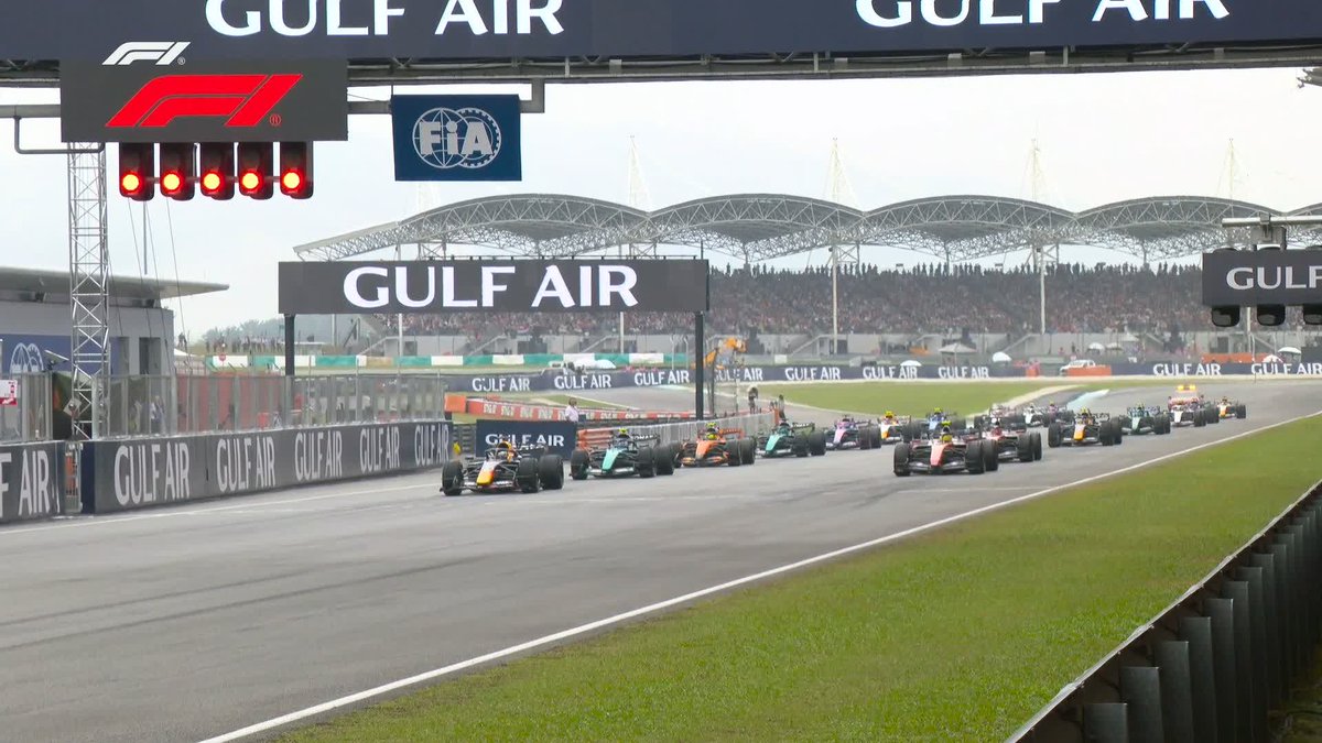 LIGHTS OUT IN SEPANG! 🎥 Antonelli powers into the lead 💪 #F1 #BahrainGP