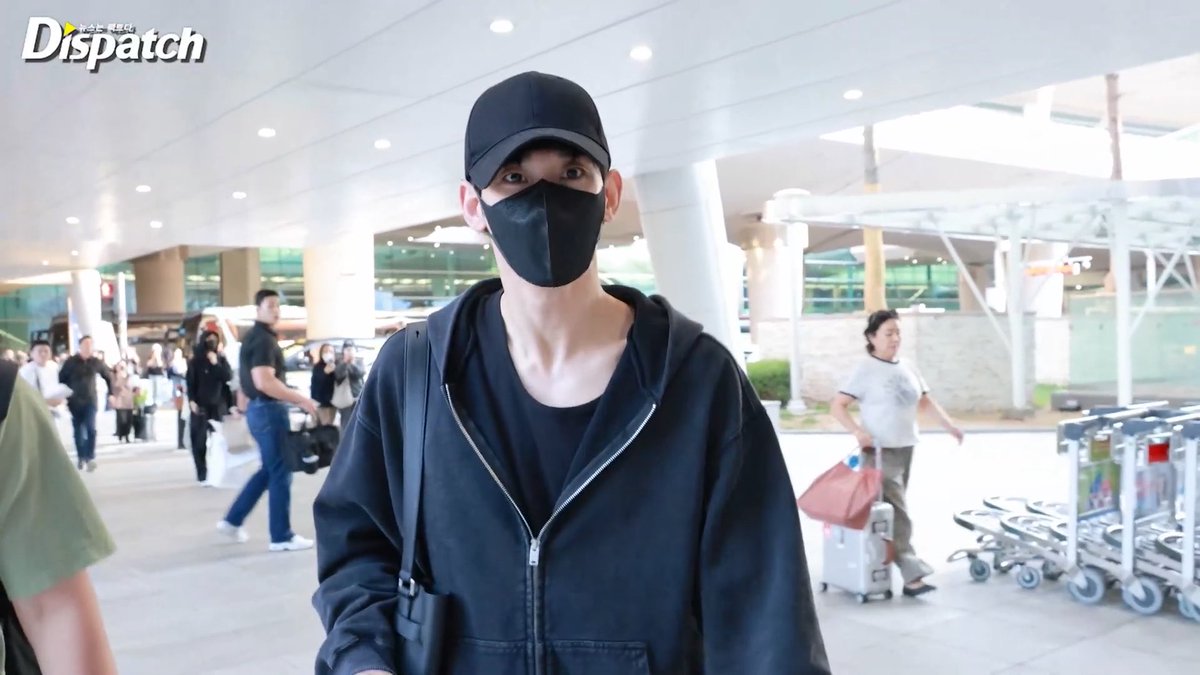 [1004] Actor #KimSoohyun arrives at Incheon Airport after attending his fan meeting with BENCH in Manila.