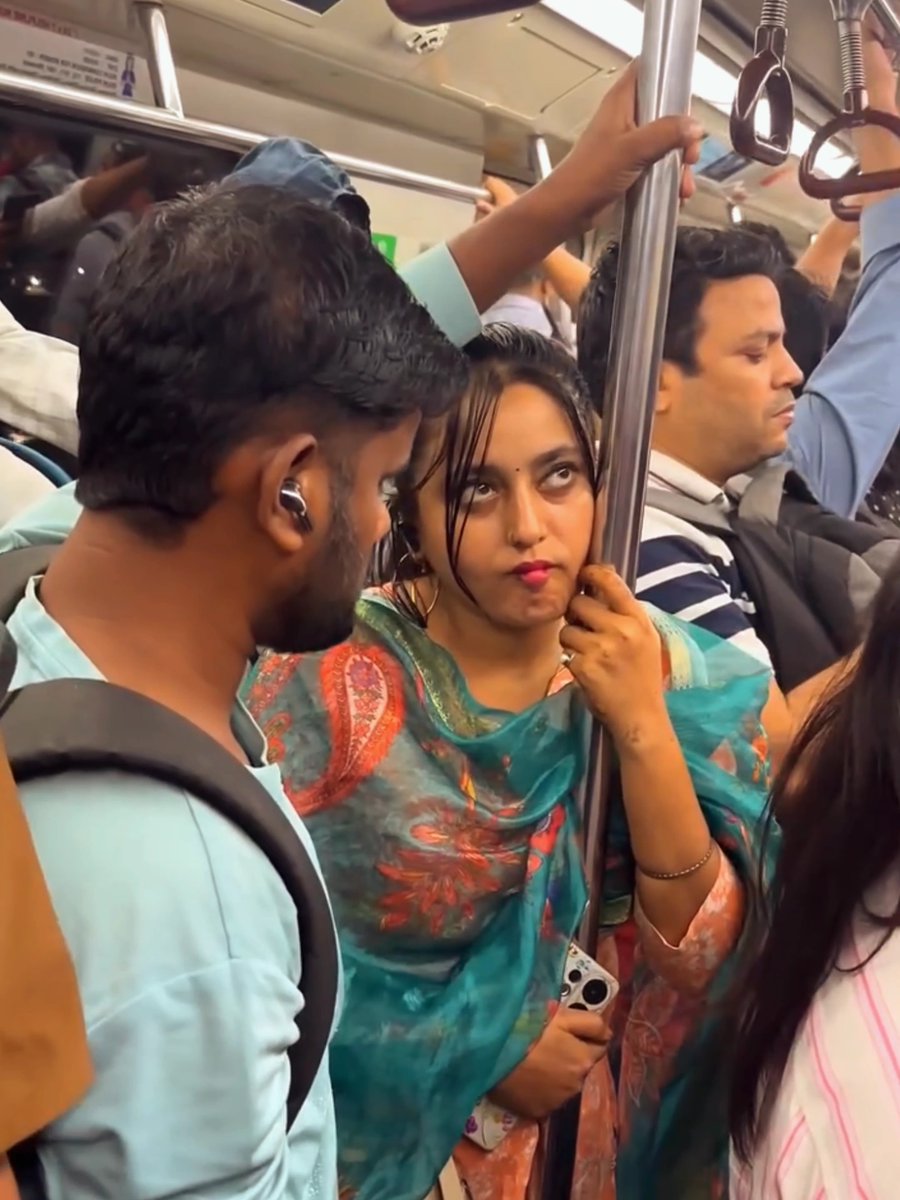 कितनी खतरनाक लड़की है, इसे इस तरह खुला नहीं छोड़ना चाहिए...