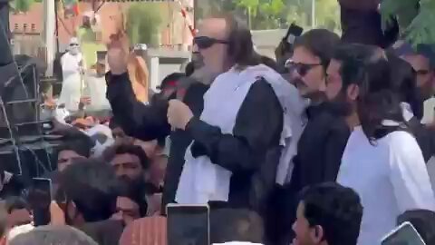 عمران خان نے جس کو ذمہ داری دی ہے ہم سب کا فرض ہے کہ اس پر عمل کریں جو ذمہ دار عمران خان نے بنائے جو پالیسی ہے اس پر ہم نے عمل کرنا ہے پارٹی کے مشران اور وزیراعلی سہیل آفریدی کے احکامات میں لفظ بہ لفظ دہرا رہا ہوں یہ پارٹی کی طرف سے احکامات ہیں ممبران اسمبلی اور تنظیم کو یہ احکامات دئے گئے ہیں پرامن احتجاج اور پرامن آئینی تحریک آگے بڑھائیں گے پہلے 27 کی تاریخ تھی ہم تیار تھے اب 4 تاریخ ہے ہم تیار ہیں اسلام آباد جانا ہے تو یہ ان کا فیصلہ ہوگا جو حکم ہوگا ہم عمل کرینگے وزیراعلی صاحب نے واضح کہا ہے کہ ڈنڈا لانے والا بندہ ہم میں سے نہیں سمجھ گئے سب؟ ڈنڈا کوئی نہیں لائے گا ابتک کا یہ حکم ہے آگے احکامات کے مطابق سب ہوگا کوئی بندہ پتھرائو نہیں کریگا یہ حکم ہے کوئی بندہ تصادم کریگا قانون ہاتھ میں لے گا وہ ہم میں سے نہیں جو بندہ راستہ بند کرے وہ بھی ہم میں نہیں جو بندہ غلیل لائیگا وہ بھی ہم میں نہیں جو تصادم یا لڑائی جھگڑا کرے اسے پکڑیں روکیں اور ماریں یہ حکم ہے سابق وزیراعلی علی امین گنڈاپور کی لانگ مارچ روانگی سے قبل کارکنوں کو ہدایات