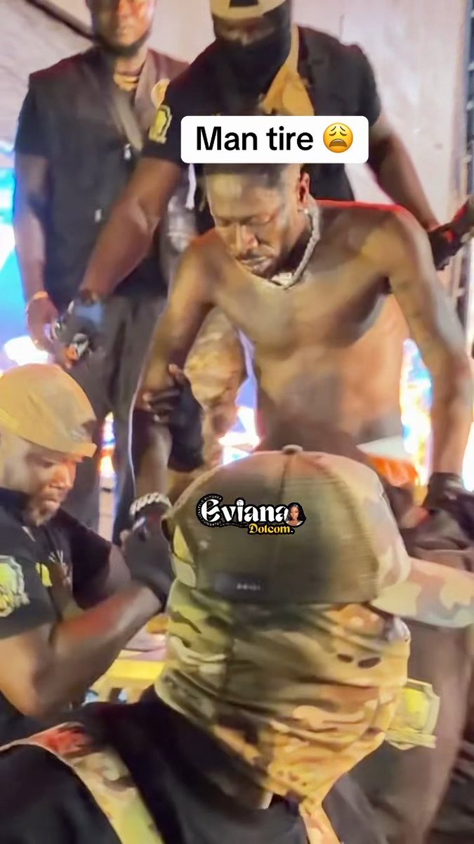 This is how Shatta Wale left stage after an electrifying performance at Ho Shatta Fest. Don’t try this at home 😩