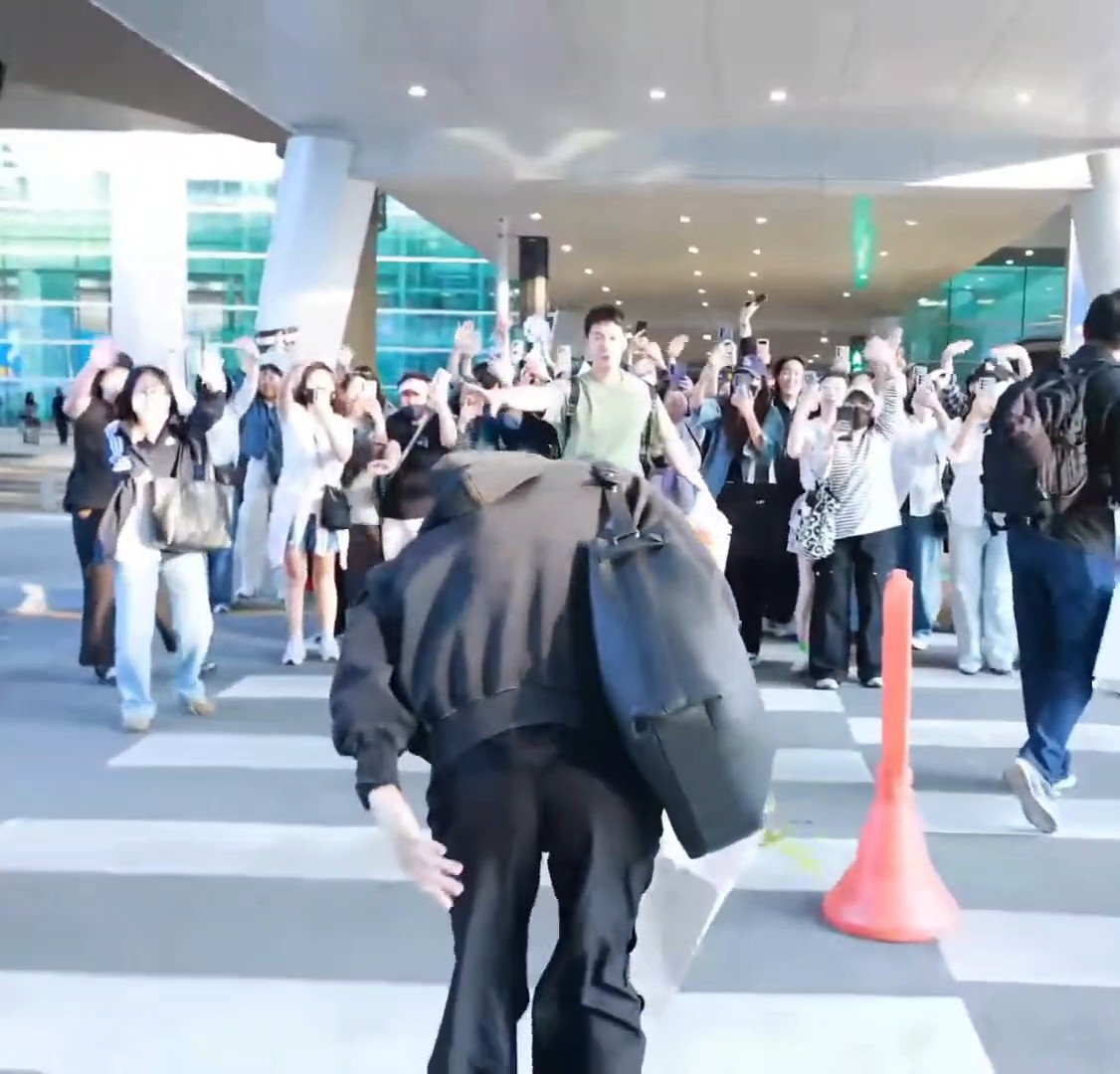Not Soohyun bowing to his Korean fans as soon as he arrived at Incheon after his successful BENCH fan meeting in the Philippines. 🥹
