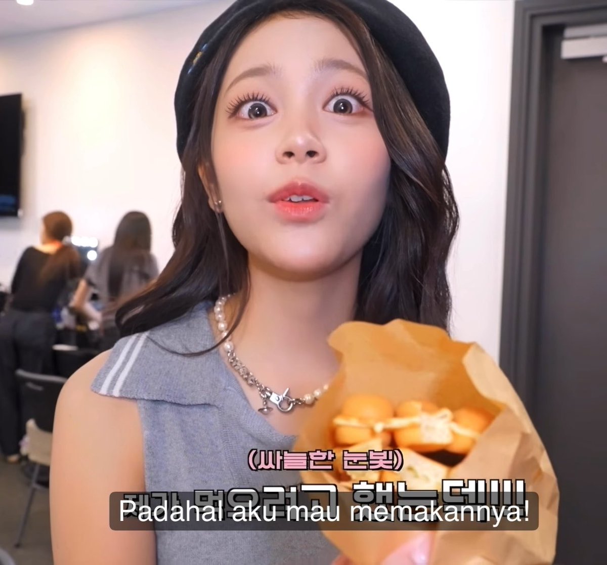 SIAPA YANG NGAMBIL WAFFLE LU MEN 😭😭😭😭.. ngaku oiii dia marah 😭 🌴 : ada kabar yang sangat sedih 🌴 : karena aku menyukai egg waffle, aku berniat memakannya habis kegiatan selesai 🌴 : Katanya masih tersisa 1 waffle soalnya.. tapi saat kucek sudah ada gigit nih… 🌴 : Ada yang gigit waffleku 😭😭 🌴 : Yasudahlah aku minum protein shake aja 😭😭😭 CARMEN KALAU MARAH NGAMBEK KOK LUCU SIH 😭😭😭 matanya melotot perkara waffle dia dimakan