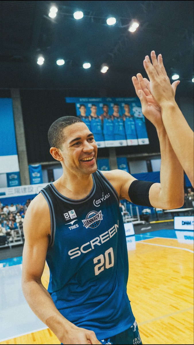 5ファウルでコートアウト。 それでも #マイケル・フィリップス に送られたのは万雷の拍手👏 本当に立派に戦いました。 そして、試合終わりの独演会🎙️ チーム全員が彼の活躍を喜んでいます🤝 もう誰もマイキーを止められない🔥🔥🔥 #京都ハンナリーズ #共に登る