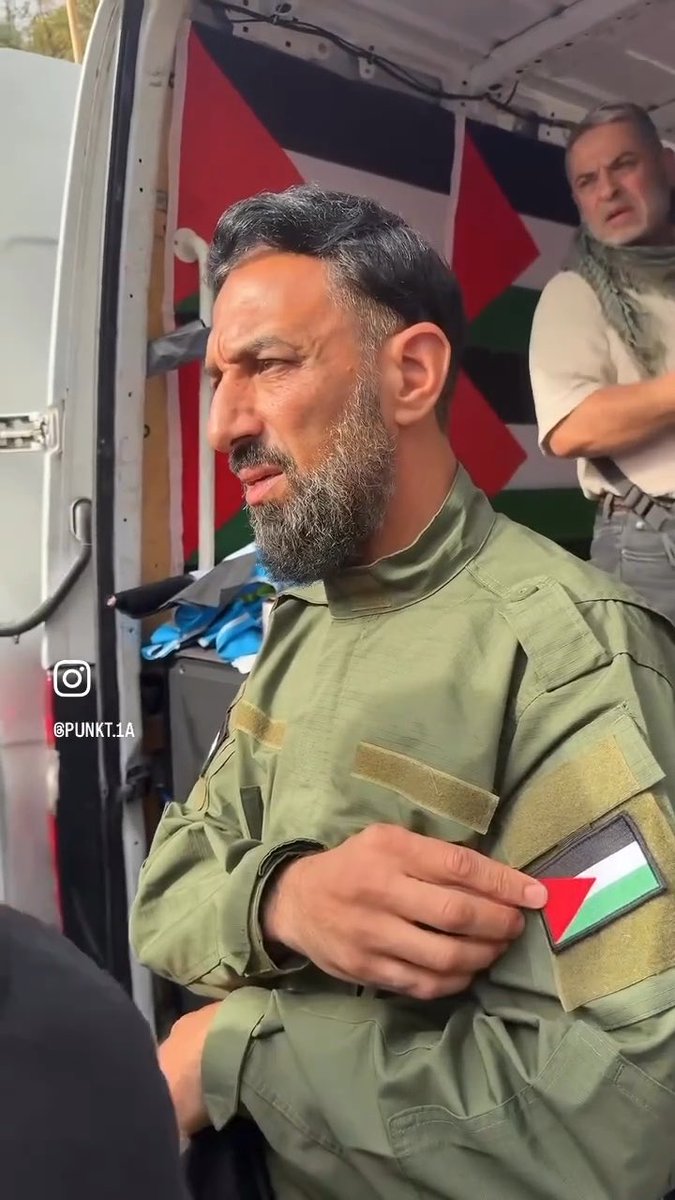 Nach dem Wahlerfolg der Linken in Berlin treten die arabischen Palästinenser noch selbstbewusster auf. Sie erscheinen mittlerweile in militärischen Uniformen auf ihren Demos. Die Berliner Polizei ist verunsichert, sie verlangt lediglich das Entfernen der „Hoheitsabzeichen“.