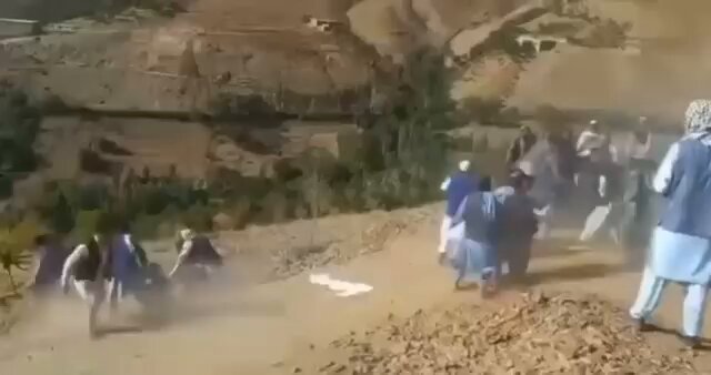 حمله وحشیانه ملیشه‌های طالبان بر موترهای عروسی در پنجشیر! ملیشه‌های طالبان در پنجشیر با یورش وحشیانه به موترهای عروسی، مردم بی‌دفاع را با قنداق تفنگ لت‌وکوب و تحقیر کردند؛ گویی حتی شادی و مراسم عروسی مردم نیز از خشم و خشونت این گروه در امان نیست. این است چهره واقعی حاکمیت سرکوب و وحشت؛ تفنگ در برابر مردم و خشونت در برابر شادی و زندگی. در برابر ظلم، ترور و استبداد سکوت جایز نیست. مبارزه برای آزادی، کرامت انسانی و رهایی افغانستان از چنگ گروه‌های افراطی و تروریستی، وظیفه هر انسان آزاده و مبارز است.