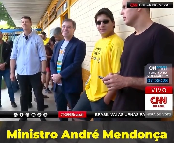 André Mendonça na escola da votação, o Brasil jamais vai esquecer a coragem que você, André, teve para enfrentar essa corja de poderosos que tentam acabar com o pouco do Brasil que restou.