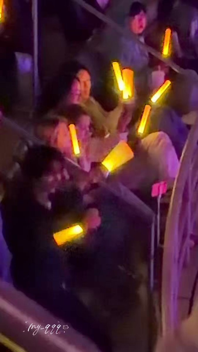 HELPP IS JUN DOING THE OSHI NO KO WOTAGEI DANCE WITH HIS LIGHTSTICK HERE OMGGGGG HAHAHAHAHA 😭😭😭