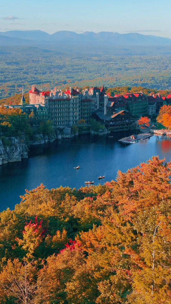 Breakfast with a view! Good morning from Mohonk Mountain House 🍁🍂🎣
