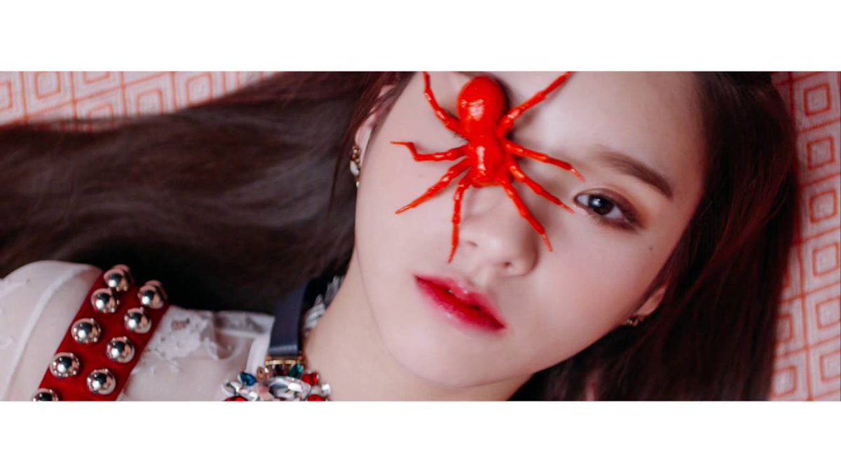 10 years ago today, HeeJin debuted as the 1st member of LOONA with her Self-Titled Single Album with title track ‘ViViD’