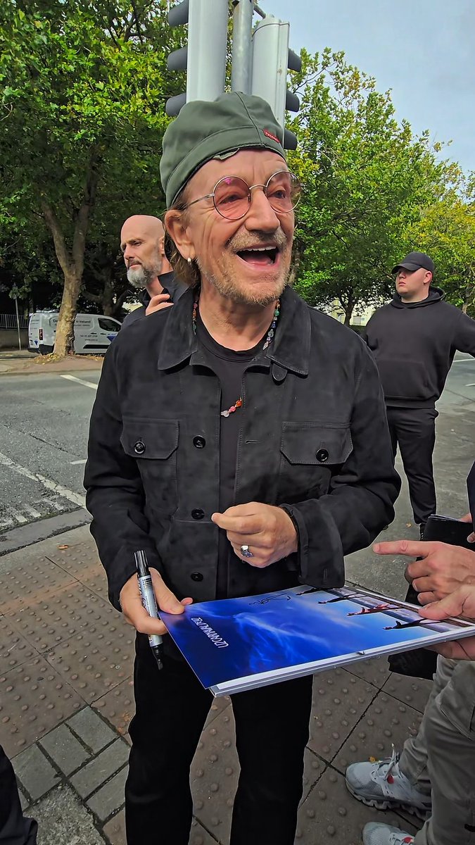Así fue nuestro encuentro con Bono en la entrada a Mount Temple antes del show de celebración del 50 cumpleaños de #U2 #U250 le recordamos que le esperamos en España, bromeamos con los idiomas y le apretamos de nuevo para que vengan algún día a tocar a Valencia.. #CarnavaldeLuz