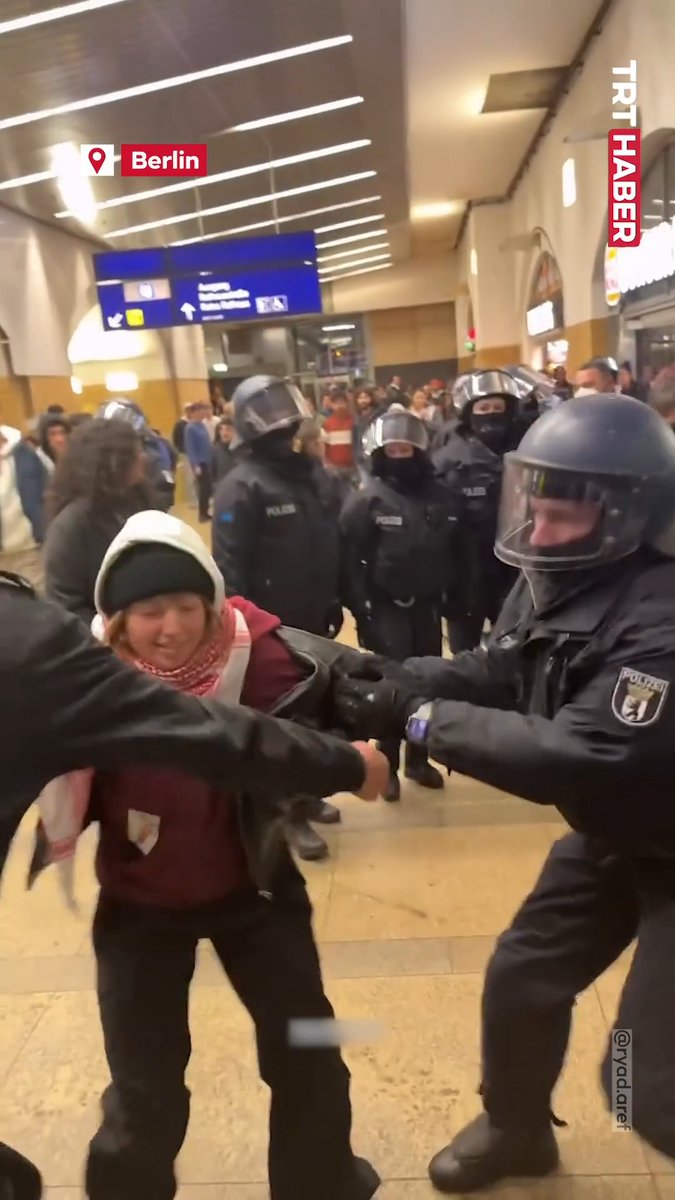 Alman polisinden, Berlin'de katil İsrail'i protesto eden Filistin destekçilerine sert müdahale.