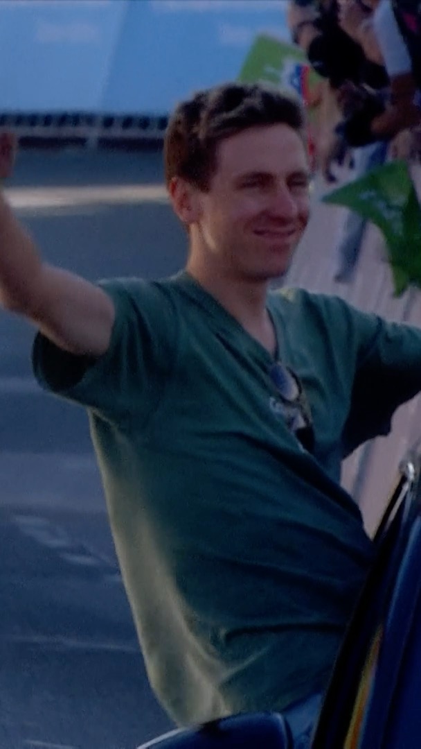 Tadej Pogacar greets the adoring Slovenian crowd from the convoy at the European Championships โค๏ธ๐ธ๐ฎ