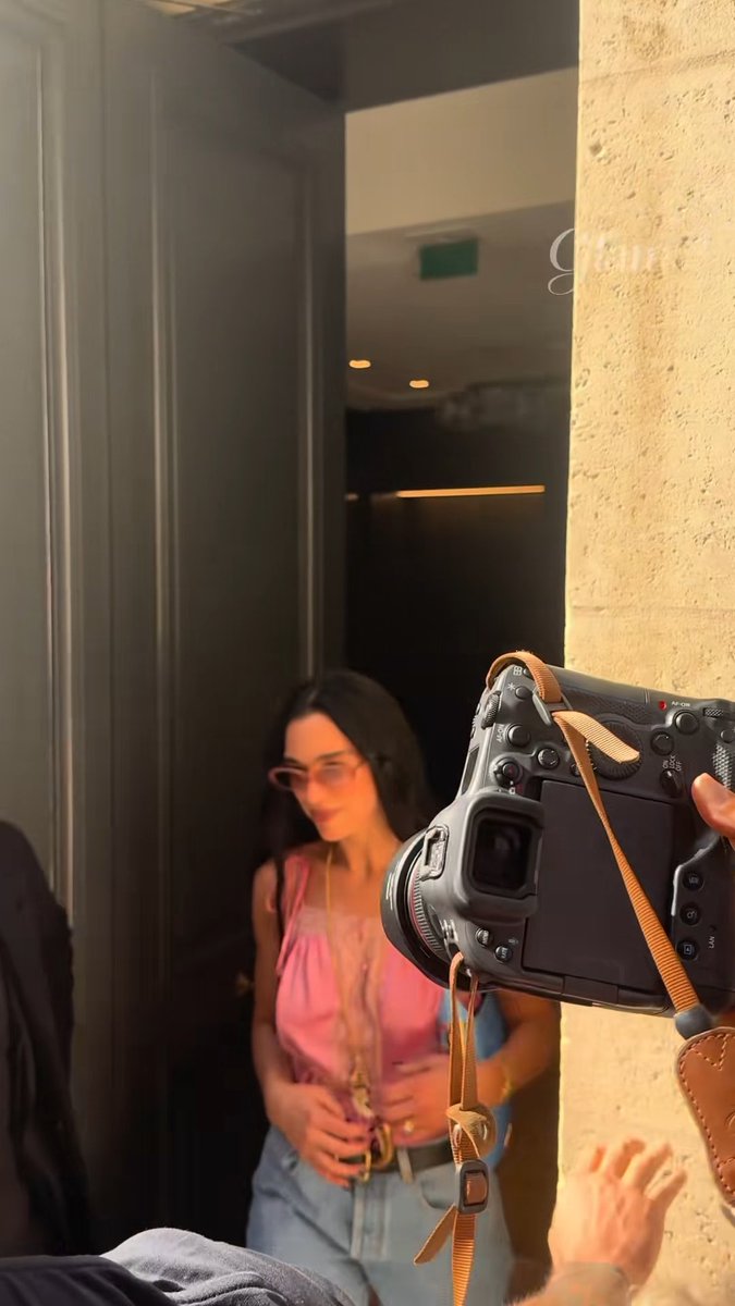 📹 | DUA LIPA in Paris, France today! (Via glamfr)