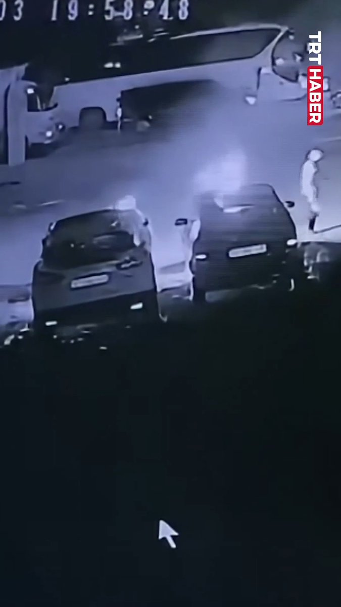 Antalya’da oto galerideki 6 aracı benzin dökerek ateşe veren kişi, olayın ardından polise teslim oldu.