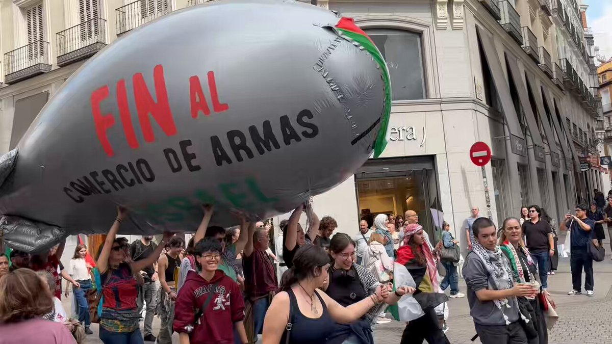 Al acabar en la plaza Callao la manifestación en solidaridad con Palestina y contra el genocidio cometido por Israel, manifestantes se han dirigido al encuentro con los acampados en la Puerta del Sol realizando la síntesis de las dos luchas: “Ni gente sin casa, ni bombas en Gaza”