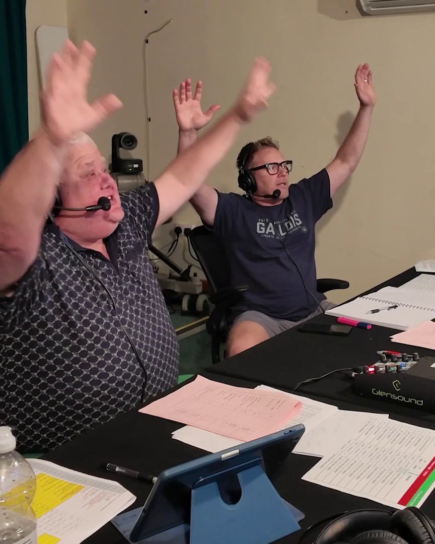 "MAE ELFYN EVANS YN BENCAMPWR Y BYD!" 🤯 Da iawn bois am gadw eich cŵl...🎙️😂 We think Howard and Rhys enjoyed that one...😂🙌 #EE33 #WRC