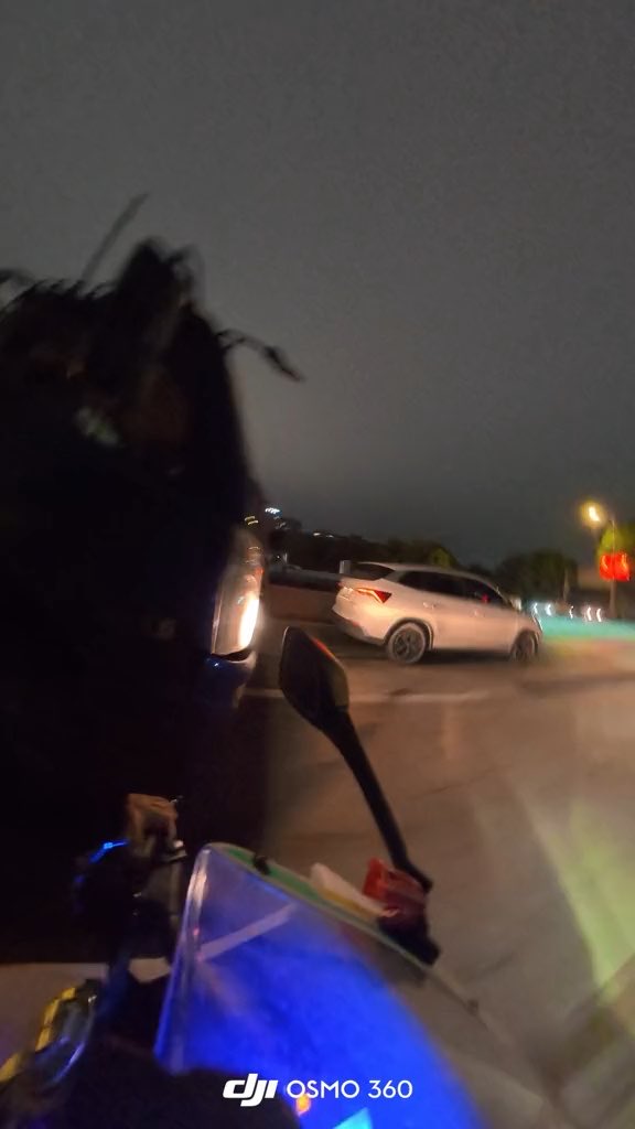 换一个视角看这段视频。 如果骑手和摩托车证件齐全,按照目前画面来看,货车因前方有慢速车辆而进行变道,与正常行驶的摩托车发生碰撞,货车一方显然存在更大的过错空间,甚至不排除故意别车、冲撞的嫌疑。 但集美,讲道理是一回事,保命又是另一回事。 你没错,对方全责。 可大货车是几十吨,摩托车就一层皮。你可以坚持自己的路权,却没必要拿命去证明自己有路权。 视频里还能听到货车连续鸣笛。这个时候如果往右让一点、拉开距离,也许什么事都没有。 法律可以告诉你谁对谁错,却不能替你挡住车轮。 “对方全责,怕什么?” 怕的不是赔偿,也不是认定。 怕的是你赢了责任,输了命。 在马路上,真正聪明的骑手不是每一次都争到路权,而是明明自己有理,也知道什么时候值得让一步。