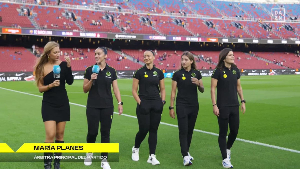 Qué pasada poder estar con María Planes y su equipo arbitral antes de dirigir el Clásico a falta de minutos para que empiece el partido 👏 #LigaFenDAZN ⚽
