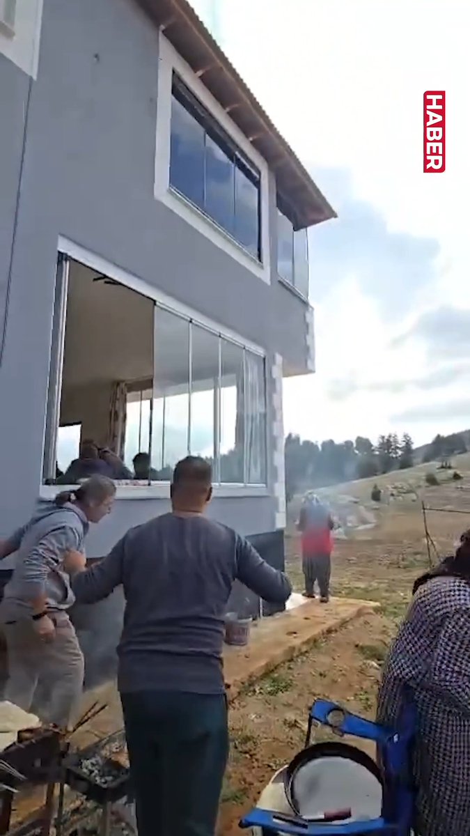 Adana'daki #deprem anı kamerada.