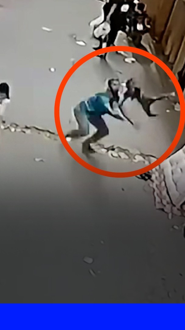 Un homme sauve un enfant tombant d'un balcon en Égypte