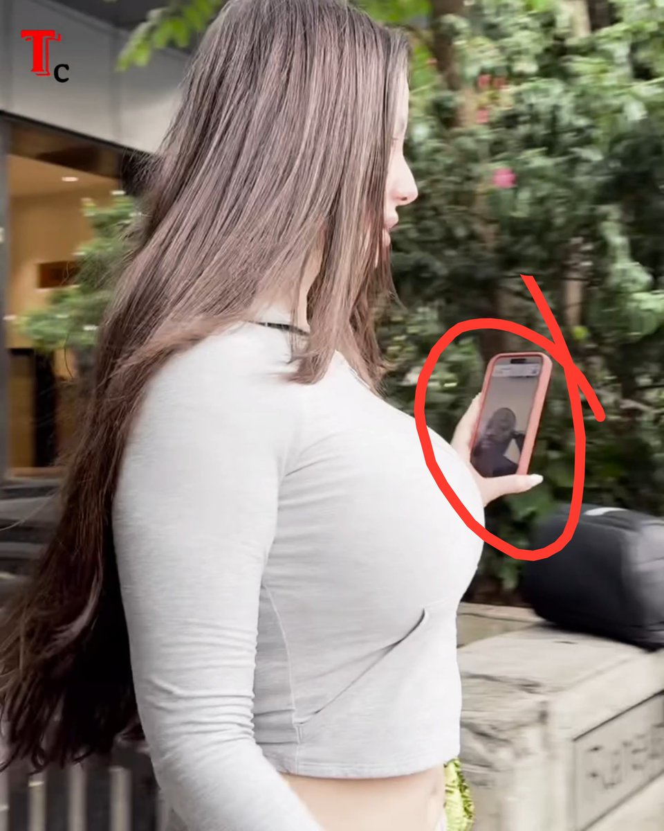She’s literally 𝗱𝗮𝘁𝗶𝗻𝗴 𝗮𝗻 𝗔𝗳𝗿𝗶𝗰𝗮𝗻? 😱🔥 I thought it was fake news, but today I saw her on a long phone call with a Black African. She is Italy-born Giorgia Andriani, who works in Bollywood. 😄 — But why an African? 🥵