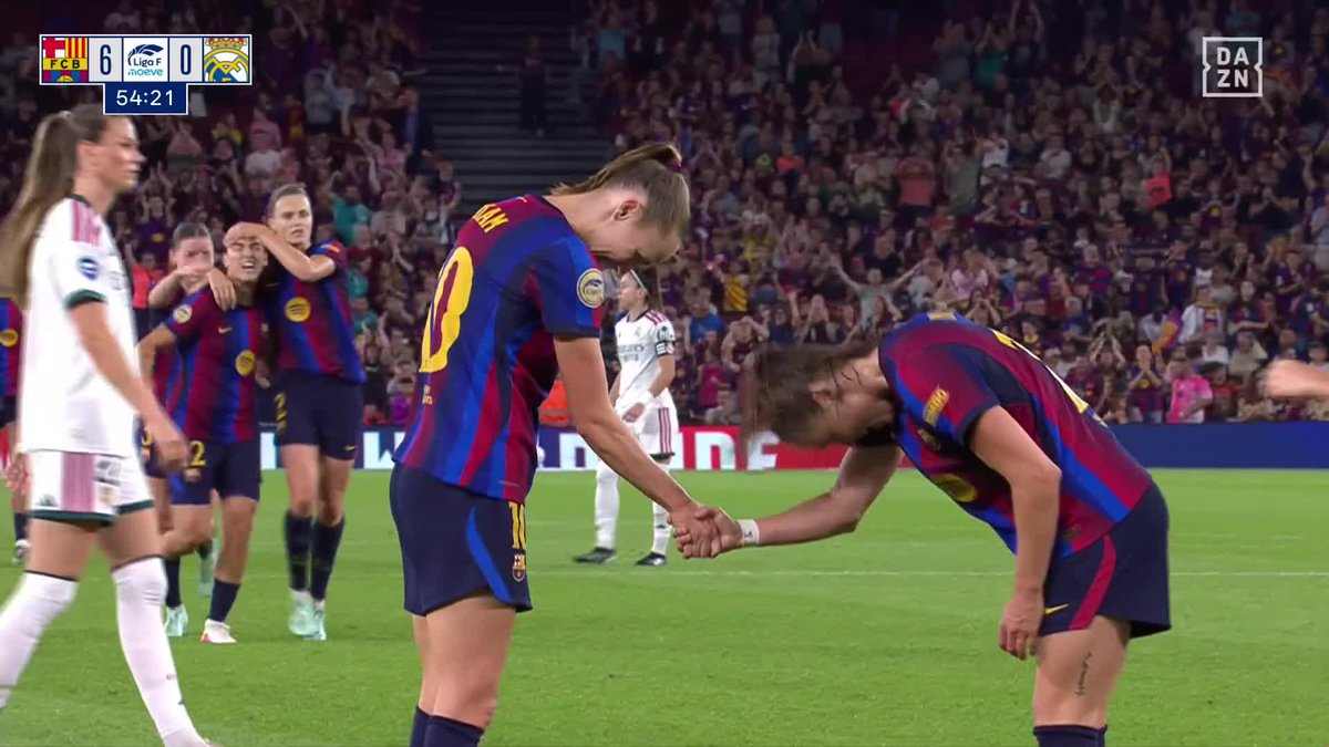 EWA PAJOR SE SUMA A LA FIESTA CULÉ EN EL CAMP NOU 🎉 #LigaFenDAZN ⚽
