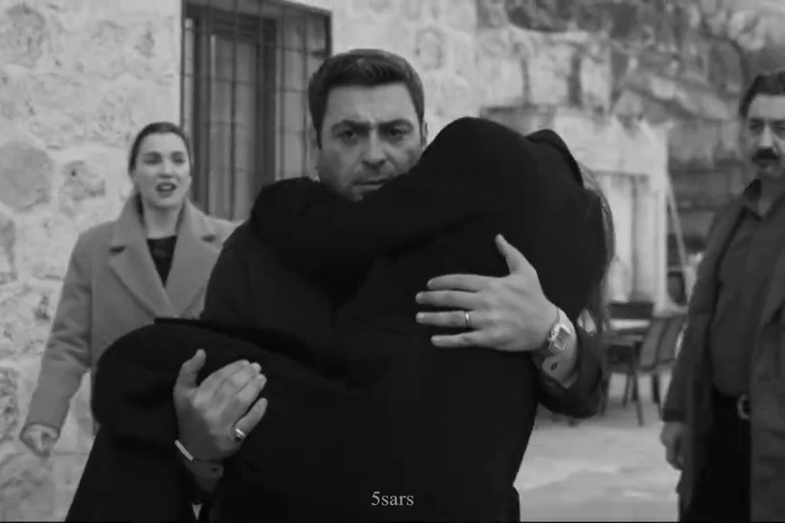 kadını taşırken bacak üstüne bacak atıracak kadar rahat taşıması ay siz keçi gütmeye, terör gibi dağ patlatmaya devam edin bizden uzak durun ✨