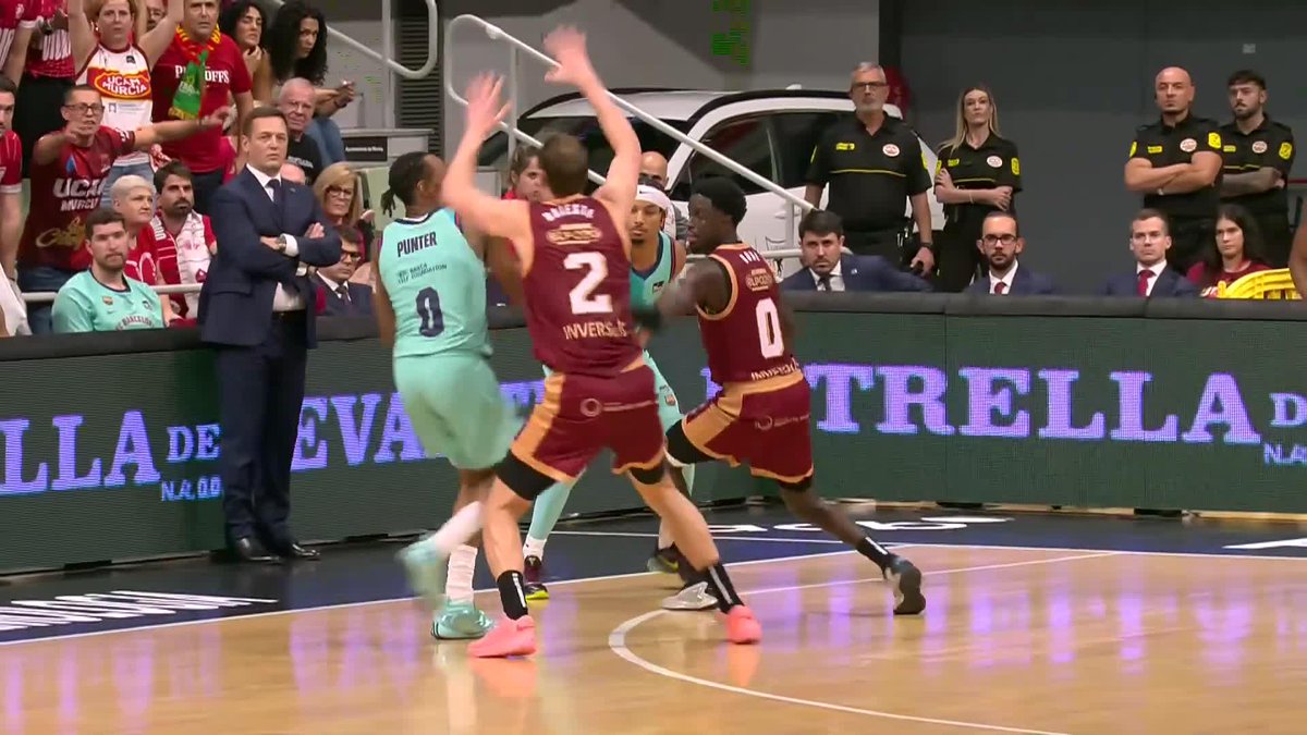 ๐ฅ Y cuando parece absolutamente imposible... Kevin Punter Jr ๐ก๐ค ๐ซ๐ช๐๐ก๐ซ๐ ๐ ๐๐๐๐๐ง ๐ฅ๐ค๐จ๐๐๐ก๐. ยกNo baja los brazos el Barรงa Basket en los รบltimos segundos! ๐บ En abierto por DAZN Espaรฑa y en Movistar Plus. #LigaEndesa