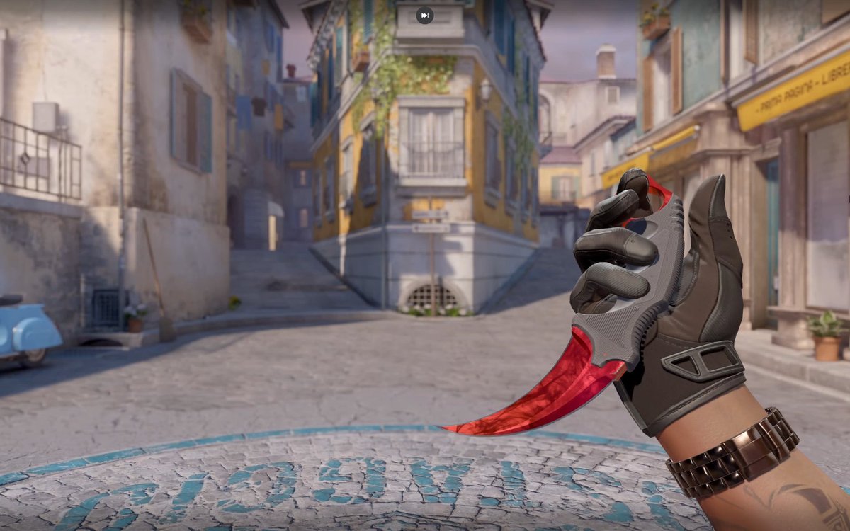 This is probably the eternal debate between these two knives⚔️ If you look at the animation, and just the overall look of the knife, which one do you like better?🔥🔥🔥