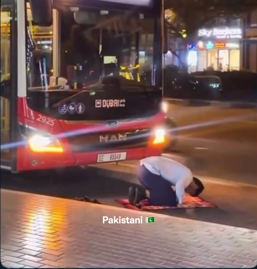 A Pakistani bus driver stopped the bus with passengers inside and started praying on the roadside in Dubai. 🇵🇰 🇦🇪