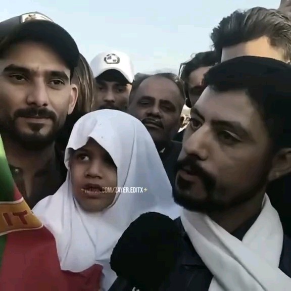 جانتے ہیں یہاں شیل پڑ سکتے ہیں، گولیاں لگ سکتی ہیں، کچھ بھی ہو سکتا ہے… پھر بھی اپنے بچوں کو ساتھ لے کر آئے ہیں۔ ❤️‍🔥 کیونکہ وہ شخص ہمارے لیے سب کچھ برداشت کر رہا ہے، جانتے ہوئے بھی کہ اسے نقصان پہنچایا جا سکتا ہے۔ وہ ہمارے لیے کھڑا ہے، تو ہم بھی اس کے لیے کھڑے ہیں۔ یہ محبت ہے