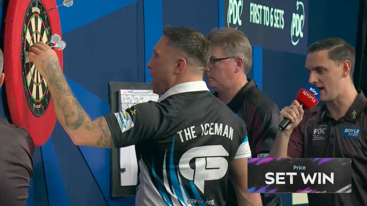 It's level AGAIN, as Gerwyn Price claims a much-needed set to make it 4-4! 📺 #WGPDarts | Final