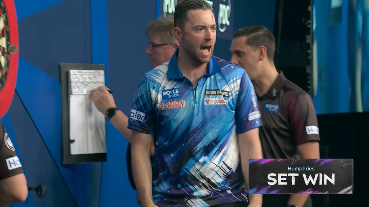 HUMPHRIES ONE AWAY ‼️ Luke Humphries gives a HUGE roar after an incredible 10-dart leg, and he's one set away from the World Grand Prix title! 📺 #WGPDarts | Final