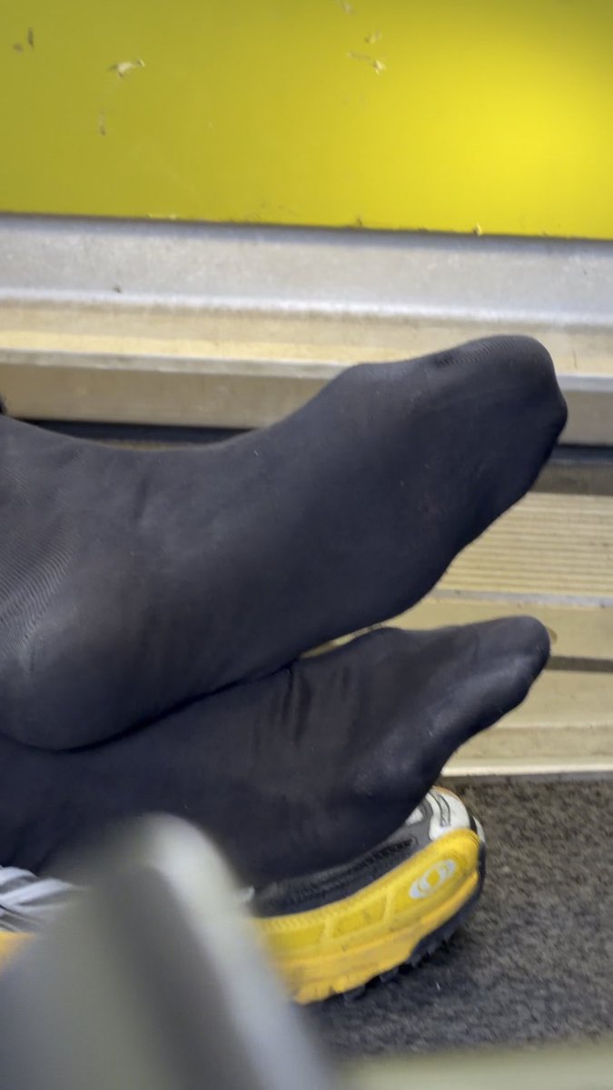 Dans le train, le mec est en kiff sur mes pieds.