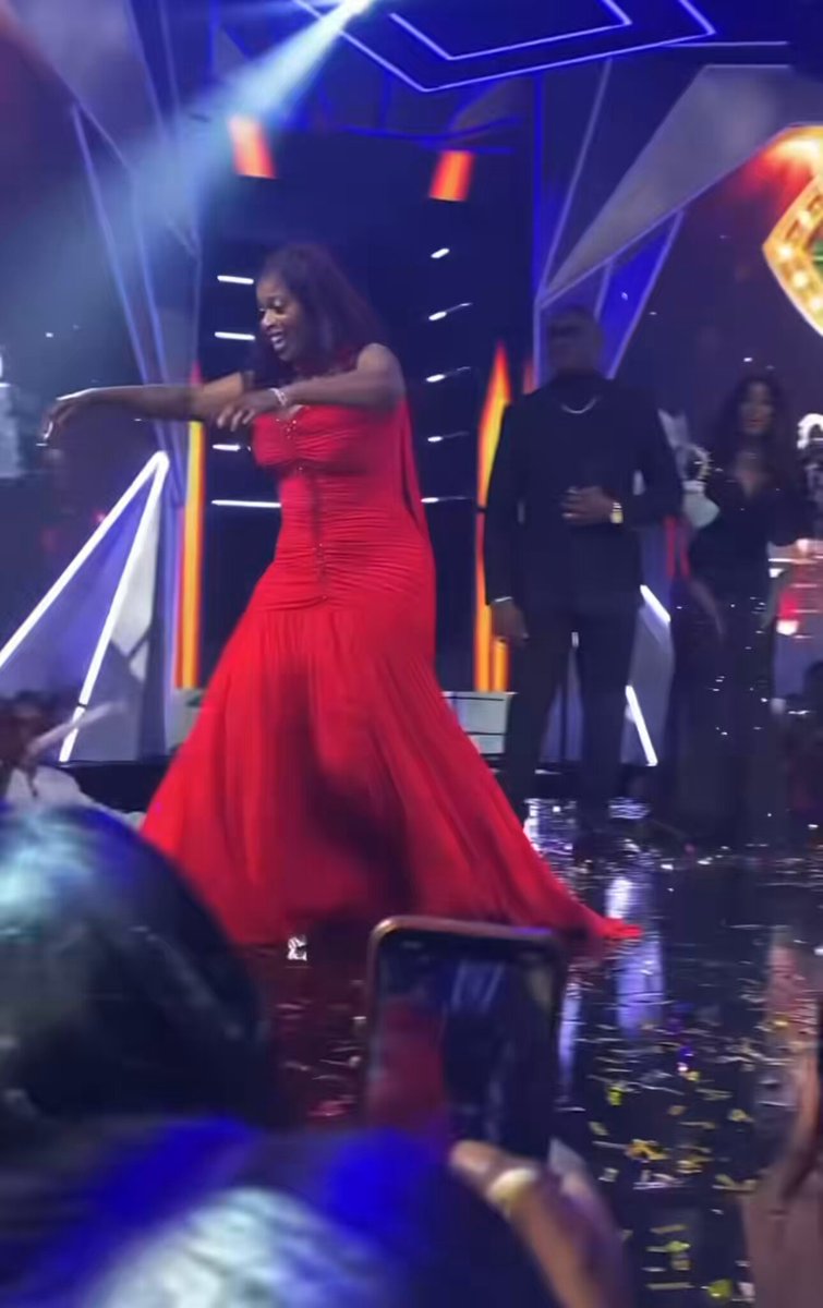 The moment Temi Nkem’s mummy brought a sash and crown on stage to crown her baby, Temi Nkem the winner🥹👑 Such a sweet and beautiful moment! A precious mother and daughter moment🥹