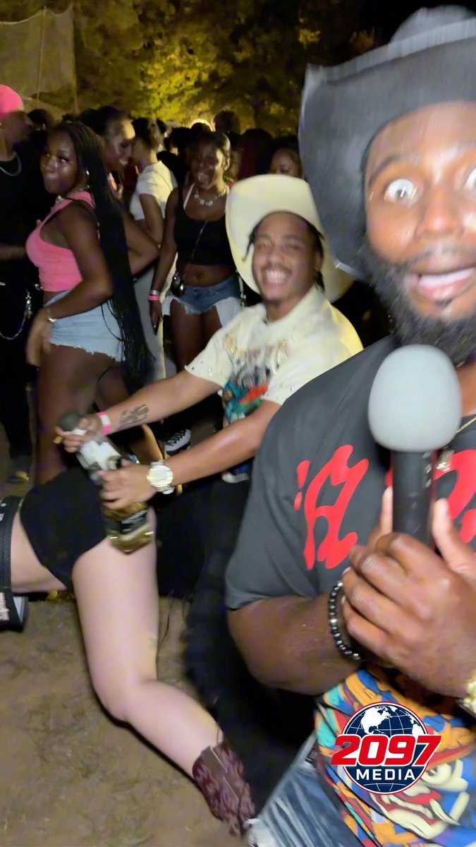 She started throwing that thang on him. Country girls do it better.