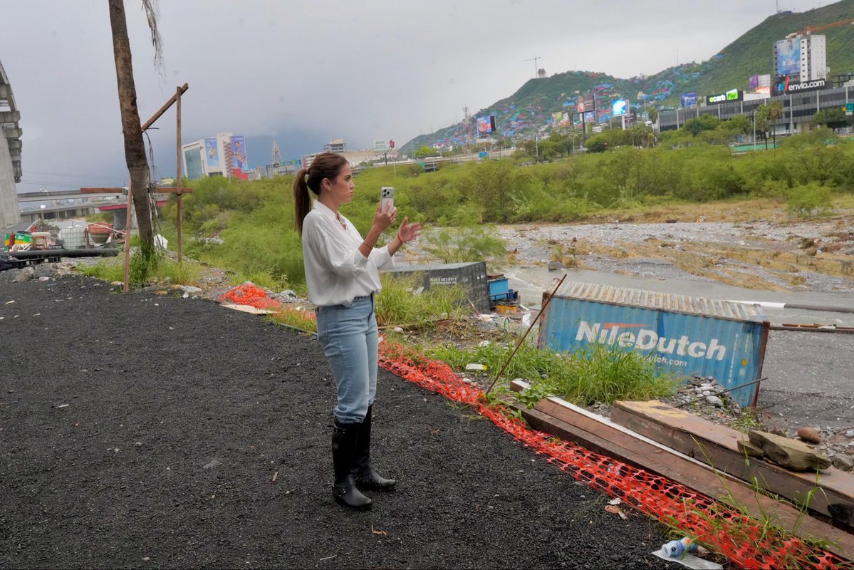 Solo 127 días duró el parque lineal de Samuel García. Una obra que costó alrededor de 312 millones de pesos del dinero de la gente, que irresponsablemente se utilizó para hacer una obra negligente y mal planeada, se fue con una lluvia. En este mismo espacio habían puesto juegos infantiles, como el que les muestro. Cómo se nota que no saben cuáles son las necesidades de la gente y que no les importa ponerlas en peligro con tal de tomarse la foto y tener contenido para sus redes, inaugurando cosas. Lamentable, Nuevo León merece más. Lo bueno es que ya se van.