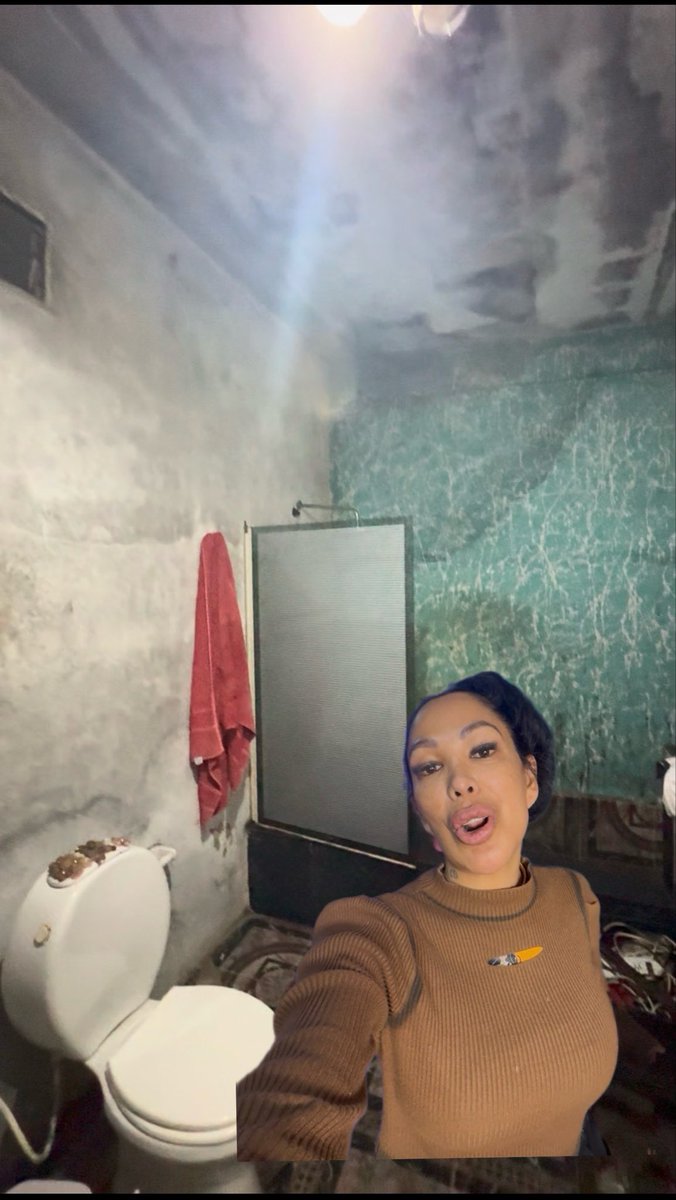 No tengo nada y tengo tengo todo !!! Bueno para los que deben pensar que mi casa me da vergüenza confieso que si en su momento tuve ,y día a día la estoy poniendo linda ,y es mía en esta casa an pasado mil cosas hermosas y Tranki se las iré mostrando la voy a dejar hermosa ,pero de a poco ,está todo muy caro y Mariano es mi albañil el solo no puede con todo … ojalá en sus mansiones ,allan sido tan felices y allan pasado momentos hermosos como los que me dio la mía !!! #housetour y a los que pensaran !pero si ella gana dinero naaaa sobrevivo las marcas no buscan trans de mi edad ,agarro lo que hay y con eso tengo la vida sin tantos lujos pero con muchos momentos y personas hermosas