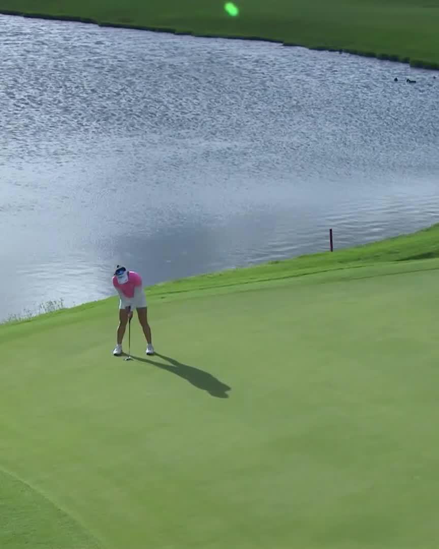 JEENO IS RIDICULOUS 🤯 She bounces back from the double on 16 with a 30 footer for birdie and regains the lead 💪